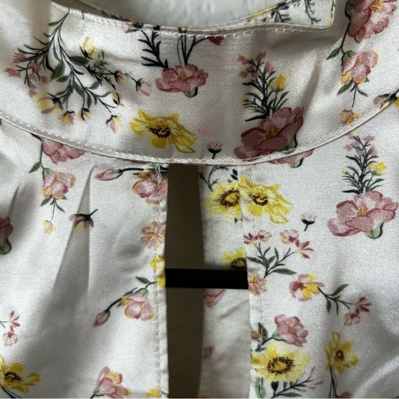 Guess Floral Satin Cropped Blouse with Long Sleeves, V Cutout Neck, Buttons - Picture 6 of 12